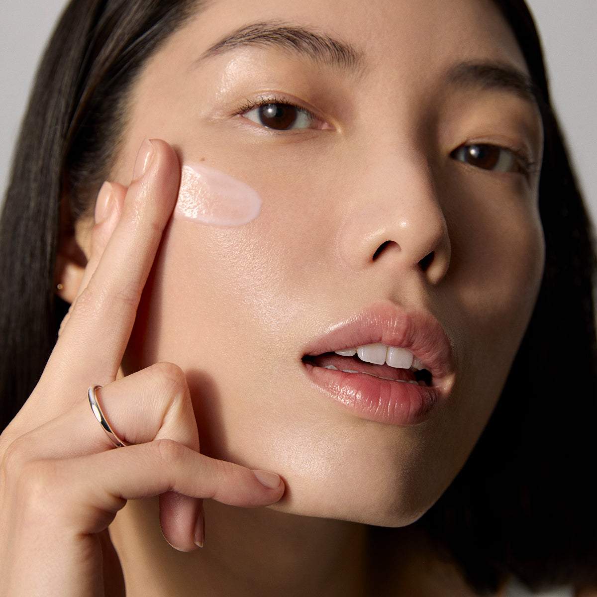 DewyMilkMoisturizer-Aug26-Ppage-ModelApplication.jpg