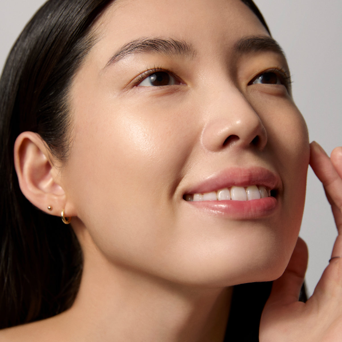 DewyMilkMoisturizer-Aug26-Ppage-ModelSkinFinish.jpg