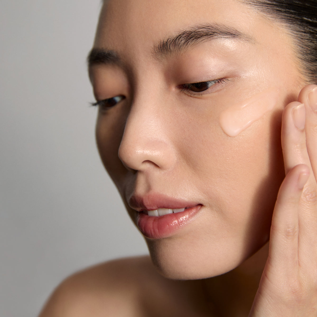 LongevityMemoryCream-Aug26-Ppage-ModelApplication.jpg